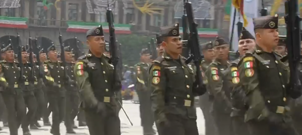 Desfile cívico-militar desde el Centro Histórico de la Ciudad de México en vivo