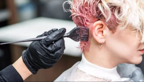 Una mujer empieza a ver borroso tras teñirse el pelo con un tinte con aminas aromáticas