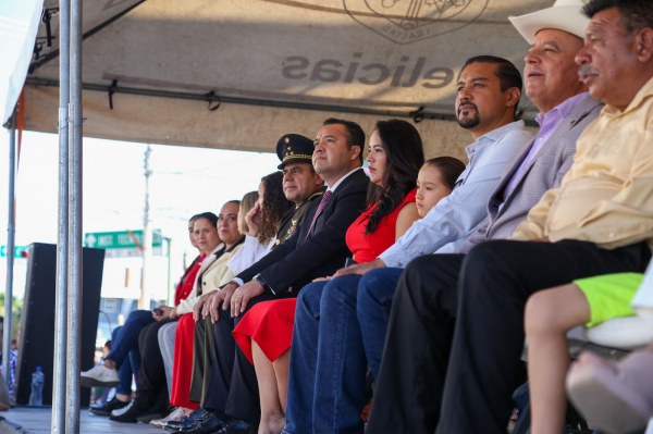 Jesús Valenciano preside el desfile cívico-militar en Delicias con gran participación ciudadana