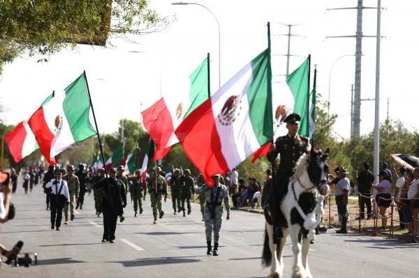 Disfrutan juarenses Desfile Cívico- Militar por 214 aniversario de Independencia de México