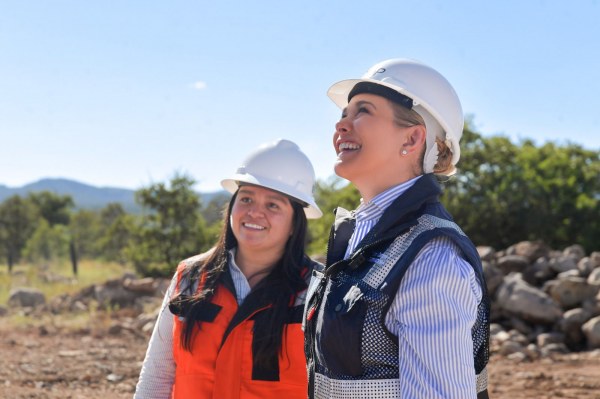 Supervisa Maru Campos reconstrucción de carretera La Quemada - Lázaro Cárdenas, en el municipio de Cuauhtémoc