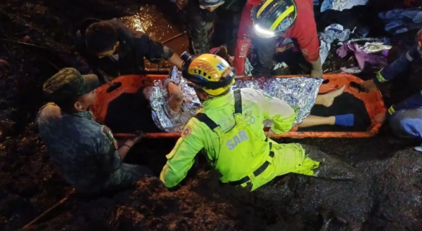 Aumentan a nueve los muertos por desgajamiento de cerro en Jilotzingo, Edomex