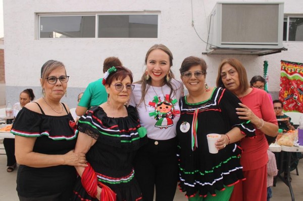 Celebra Carla Rivas fiestas patrias con el Club del Abuelo en la colonia Mármol 3