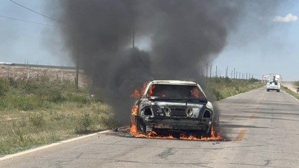 Localizan vehículo incendiado en Pueblito de Allende; contaba con reporte de robo