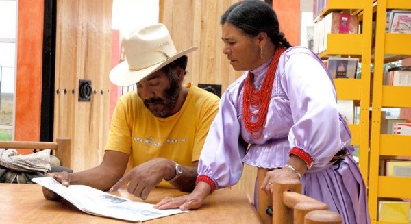 Voluntarios ayudan a indígenas que no dominan el español en sus trámites en México