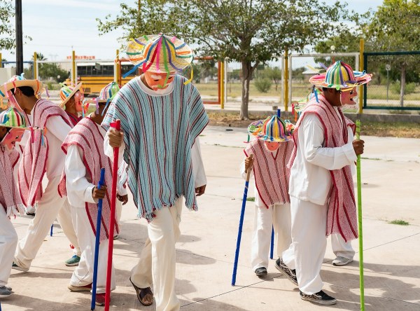 Fortalecen tradiciones y costumbres de 155 jóvenes indígenas migrantes