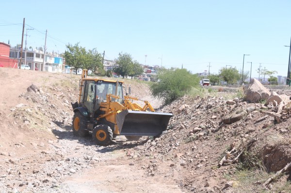 Mantiene Gobierno Municipal trabajos de limpieza de arroyos al norte de la ciudad