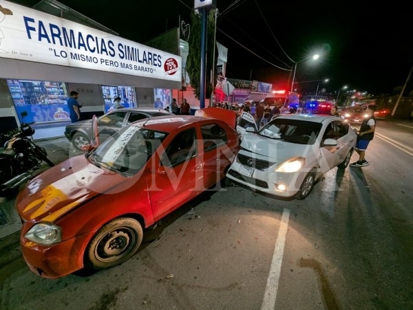 Conductora provoca choque múltiple al evitar atropellar a transeúnte