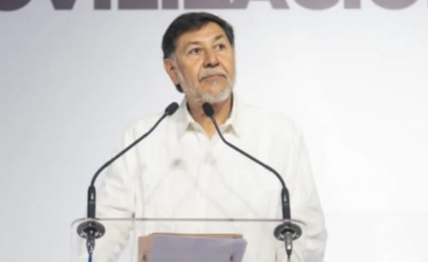 Fernández Noroña, presidente del Senado, acusa que lo agredieron física y verbalmente en sala de espera vip del AICM