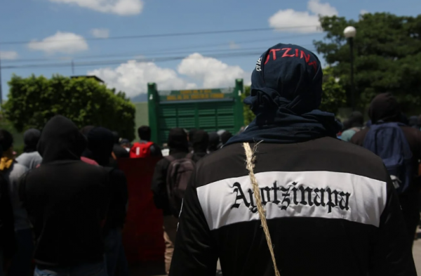 Normalistas intensifican protestas: lanzan petardos y estrellan vehículo en cuartel militar