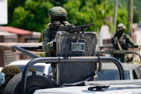 Arriban más militares a Culiacán en medio de nuevos enfrentamientos y asesinatos