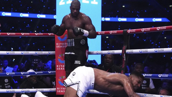 Daniel Dubois vence por nocaut a Anthony Joshua y retiene su título mundial de los pesados