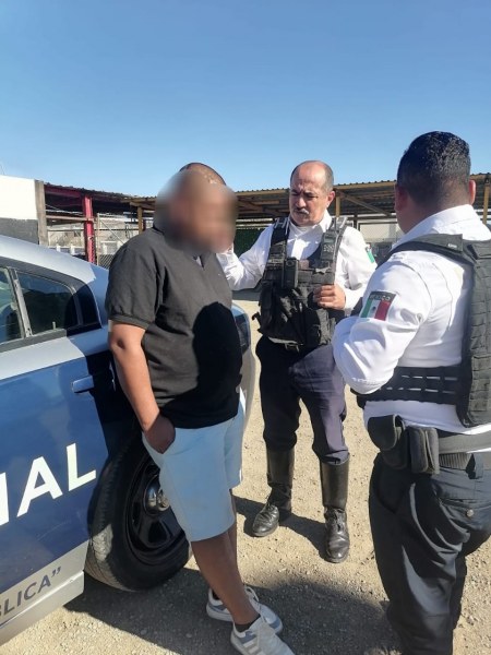 Rescata agente vial a hombre que pretendía lanzarse de un punte