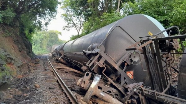 Se descarrilan 18 vagones de un tren de empresa canadiense en Michoacán