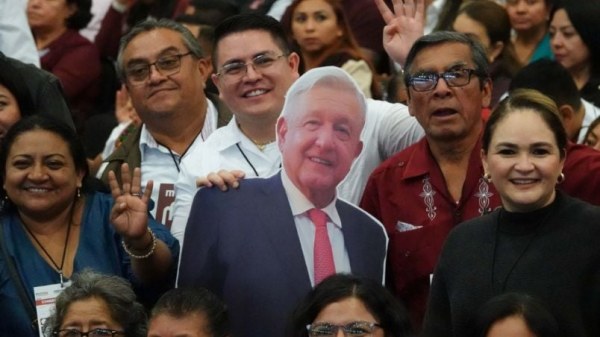 Morena se despide de AMLO entre lujos, halagos, recomendaciones de no pactar con la delincuencia y contradicciones