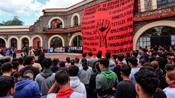 Ayotzinapa grita contra la represión a 10 años de lucha: normalistas acusan a AMLO de traicionar a las familias