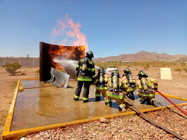 Practican cadetes de bomberos con fuego real y extracción de personas atrapadas