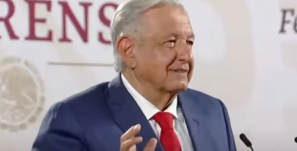 AMLO minimiza que le lanzaran una botella con agua ayer en Veracruz