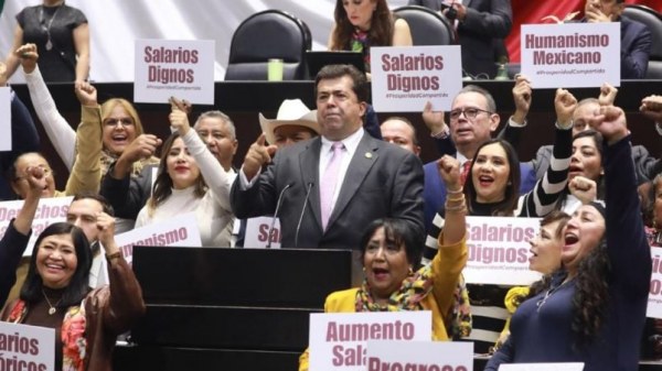 Pedro Haces monta mitin en el pleno de Diputados para aplaudir el dictamen de salarios mínimos; oposición lo tilda de 