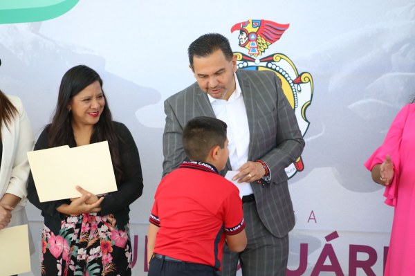 Entrega Pérez Cuéllar domo en la Escuela Primaria Luis Cabrera