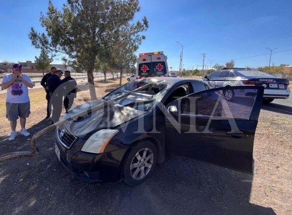 Mujer queda lesionada tras accidente en Vialidad los Nogales