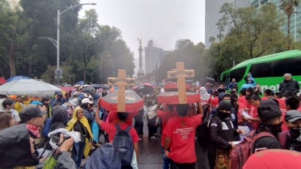 Arranca la marcha en la CDMX por la conmemoración de los 10 años de la desaparición de los 43 normalistas de Ayotzinapa