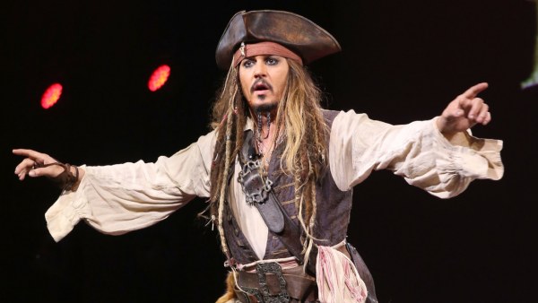 Un Johnny Depp vestido de Jack Sparrow visita a niños de un hospital en España