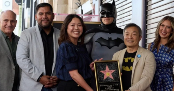 Batman se convierte en el primer superhéroe en recibir una estrella en el Paseo de la Fama de Hollywood