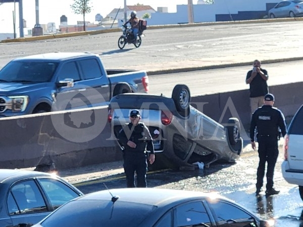 Vuelca conductor por exceso de velocidad en el periférico De la Juventud