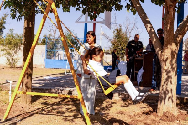 Entrega Miriam Soto juegos infantiles a Escuela Primaria José Peón en Las Puentes Meoqui