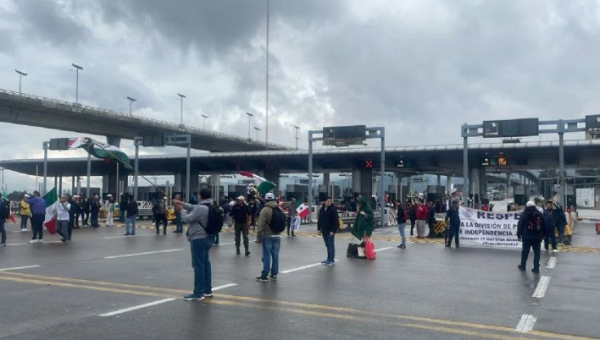 Trabajadores del Poder Judicial toman las casetas de la carretera México-Cuernavaca para dejar pasar gratis a los automovilistas