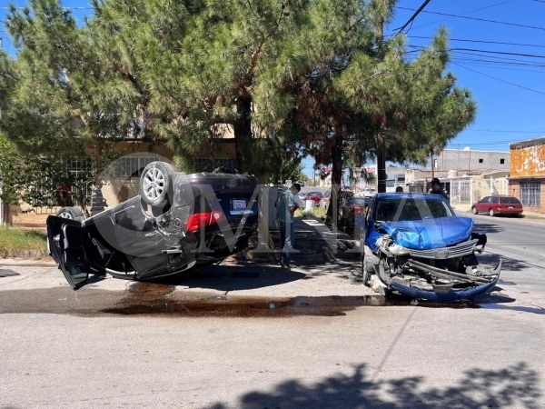 Choque-volcadura en la colonia Santa Rosa arroja cuantiosos daños