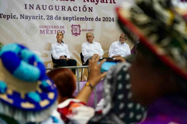 Protestan contra reforma judicial en evento de AMLO en Nayarit; “que no los manipulen los corruptos”, responde