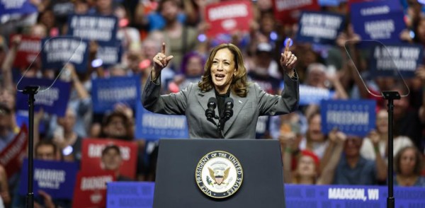 Harris y Trump pelean por siete estados clave sin claros márgenes en las encuestas