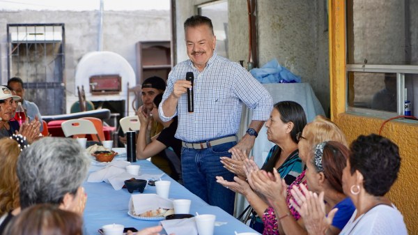 Escucha Senador Mario Vázquez a vecinos de colonias de Chihuahua