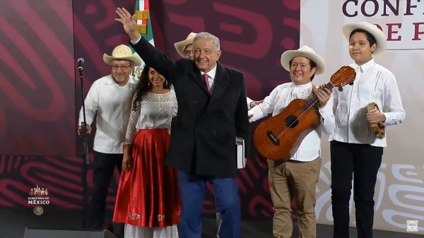 En su despedida, López Obrador adelanta que Sheinbaum visitará a los afectados de Acapulco