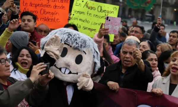 Decenas de personas se congregan en Palacio Nacional para despedir a AMLO