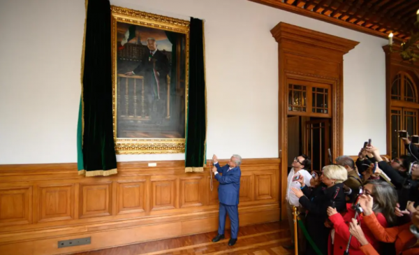 Develan retrato de AMLO en el Palacio Nacional