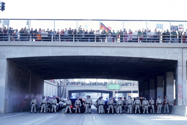 Manifestantes bloquean la circulación en autopista de Los Ángeles para exigir fin a deportaciones