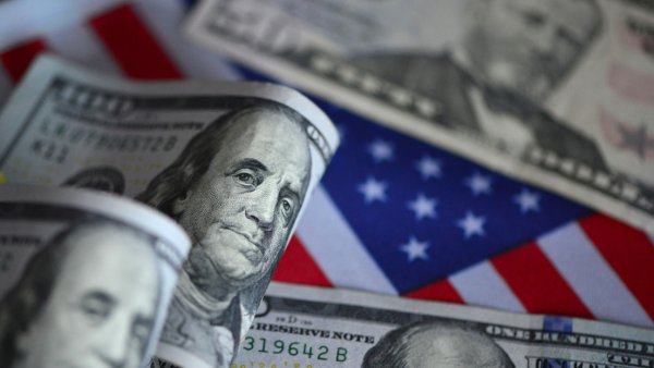 Dilema del dólar sobrevalorado amenaza a Trump y la economía de EU