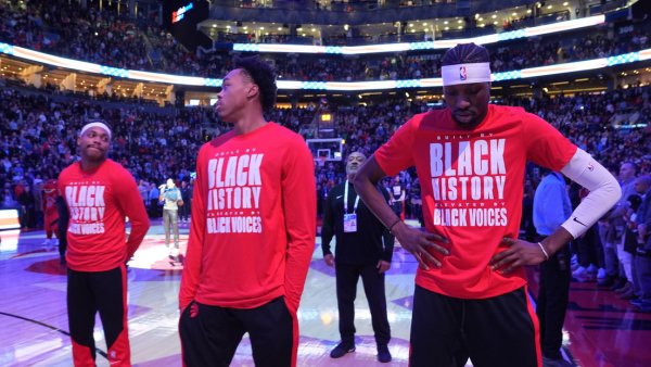 Hinchas canadienses abuchean el himno nacional de EU durante un partido de la NBA (video)