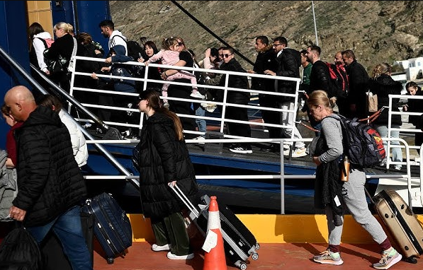 Cientos abandonan Santorini ante la amenaza de un tsunami (Video)