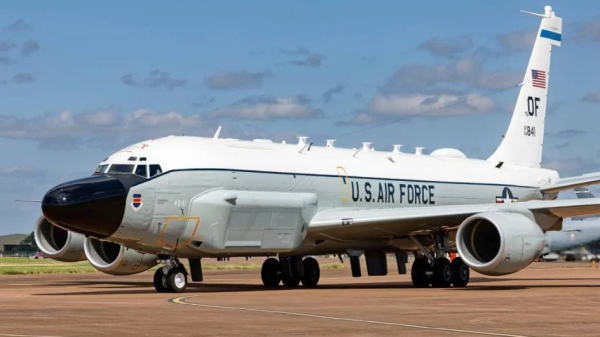 Reportan el sobrevuelo de avión de la Fuerza Aérea de Estados Unidos alrededor de la península de Baja California