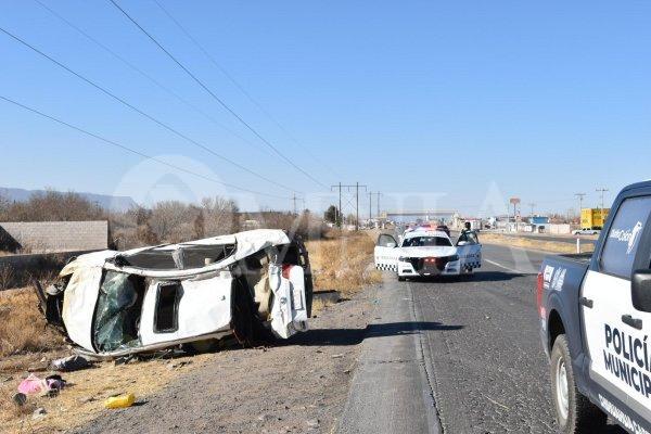 Fuerte volcadura en la carretera Juárez deja a dos gravemente heridos