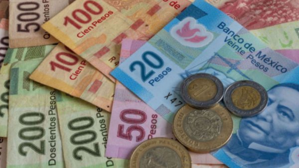 Peso mexicano se aprecia ante el dólar; espera dato de inflación de enero