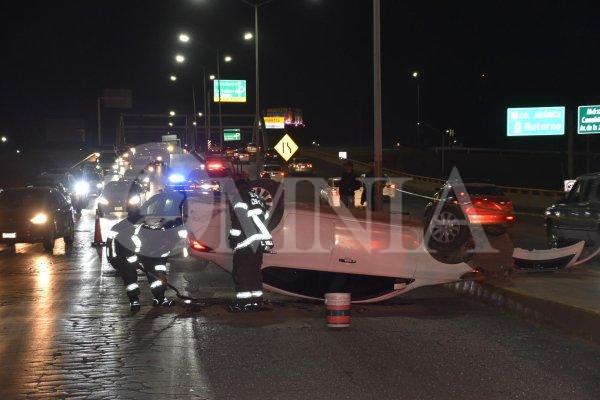 Conductor huye tras provocar volcadura al norte de la ciudad