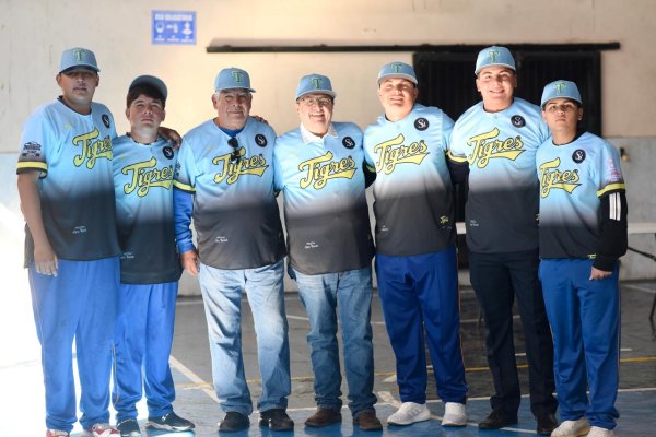 El Alcalde Chava Calderón entrega uniformes al equipo de beisbol Ayuntamiento-Prepa López Velarde.