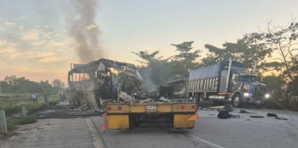 Autobús queda totalmente calcinado tras chocar con tráiler en Campeche; estiman al menos 30 muertos