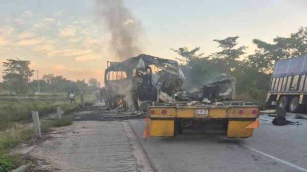 Cifra de muertos podría ser de 41 por accidente entre autobús y tráiler en Tabasco