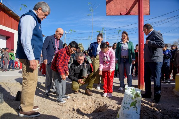 Promueve Estado espacios educativos más verdes con donación de especies florales a la Primaria 21 de Marzo